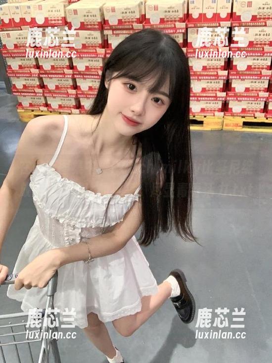 Peach milky 在最新图集中,Peach milky比基尼绽放出无与伦比的风采,尽显青春活力.txt